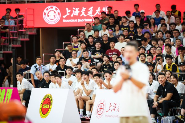 易宝配资 “四旬老汉”詹姆斯空降现场燃爆激情，“上海交大体育学院”再掀篮球旋风！